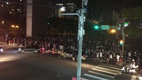 中壢圖書館抓暴鯉龍/臉書