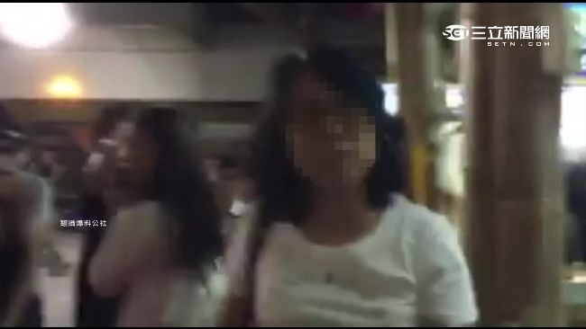 結完帳等嘸位　客氣到動手推店員