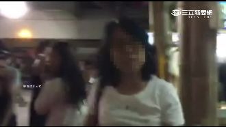 結完帳等嘸位　客氣到動手推店員