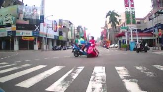 無照哥載弟趕開學　搶快不慎摔斷門牙