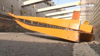 空貨櫃超高勾鋼梁　砸小客車害4人傷