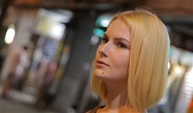 常在YouTube熱門頻道「不要鬧工作室」影片中亮相的拉脫維亞女孩彭冰（Sabine）_https://www.youtube.com/watch?v=JzZkIrO-btQ