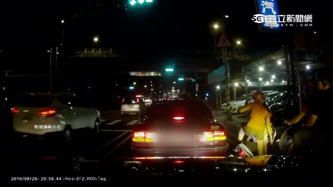 路中央倒車撞母女　肇逃稱「趕時間」
