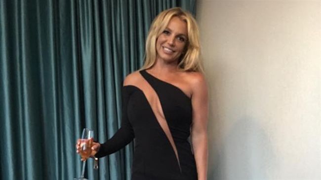 強勢回歸！布蘭妮開衩禮服美到爆