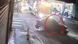看到警察心虛落跑！通緝犯撞超車騎士