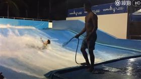 潘美辰衝浪摔傷。(圖/取自潘美辰微博)