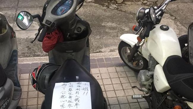 弄倒機車不幫忙扶　女騎士藉口超氣人