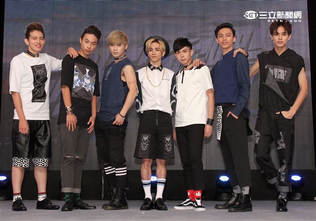 「FIGHTING吧天團」。B隊成員（記者邱榮吉/攝影）	