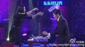 王蓉,宇東,東東脫口秀,直播,受傷
翻攝自宇東微博
http://www.weibo.com/1359425333/E5DKhzaTh?from=page_1003061359425333_profile&wvr=6&mod=weibotime&type=comment#_rnd1472464567677