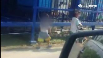 姐弟孤伶伶走在路旁　竟是遭狠母丟包