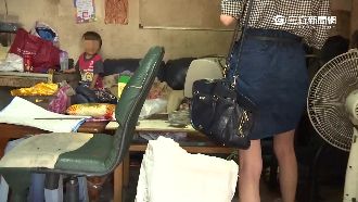 丟包小姐弟餓到吃土　母親卻是富家女