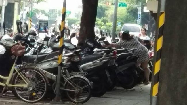 女把別人機車拉出車格　民眾怒批沒品