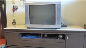 電視、電器用品、客廳（圖／攝影者Kenming Wang, Flickr CC License）https://www.flickr.com/photos/kenming_wang/26266658180/in/photolist-G26umU-FvKpHU-jTWLnz-ovEK7m-jTZ7u3-dW74JT-orBJZA-95ncuA-oxFBci-ogcCTi-og9ZBG-dRyPSp-ogaZQc-ogcXx4-jTWMAg-G26ukb-B95mj-fUzWRD-kU8qmk-qio5ow-pCWrMs-3cmUeW-bu6fqM-9AErq9-2kgvqU-eNdkwn-qzLjsz-dMwszR-dQGN2o-hvL2cU-dpH7X9-amcUEZ-oxEq2S-draM4F-dF5Djb-hvKcCg-ogc5Th-dYFizV-dWcFgE-dUz9j7-dxHpk1-ofwFD8-igYXdo-pE7S7G-pnD9Ei-geT2tf-ds3g3c-nwKzcB-h56rZt-JsZWEF