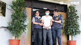 戴嫌協助李嫌前往活蝦店開槍洩憤遭逮（翻攝畫面）