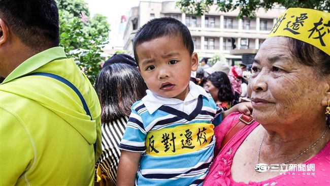 反對遷校！　300麥寮鄉民政院抗議