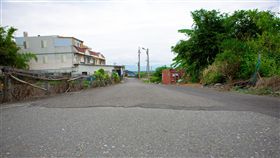 宜蘭縣五結鄉季新村有座馬良廟，但是居然與三國時期的馬良沒有關係，附近的「摸乳巷」（圖）沒有拓寬之前是一排竹圍，陰暗狹窄，一次只有2人能通過，因此才有這樣的稱呼，但「摸乳」是與台語「亡靈」諧音的墳墓之地，應該叫做「亡靈巷」，只是因為台語音似，被誤傳錯用沿用至今。（宜蘭縣議員黃適超提供）中央社記者沈如峰宜蘭縣傳真　105年8月30日 16:9