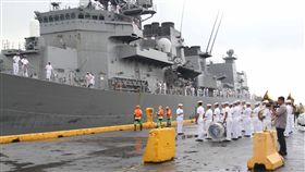 日本海上自衛隊村雨級護衛艦夕立號與朝霧級驅逐艦夕 霧號，30日上午航抵馬尼拉，展開3天親善訪問。圖為 菲國海軍樂團歡迎夕立號靠岸。 （菲律賓海軍公共關係處NPAO提供） 中央社記者林行健馬尼拉傳真　105年8月30日 16:9