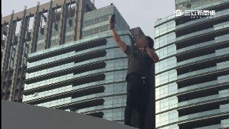 亂入國家歌劇院！男爬上6樓頂為自拍
