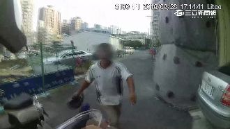 酒駕男騎車遭攔　持安全帽海K警