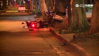 機車失控自撞人行道　騎士重傷不治