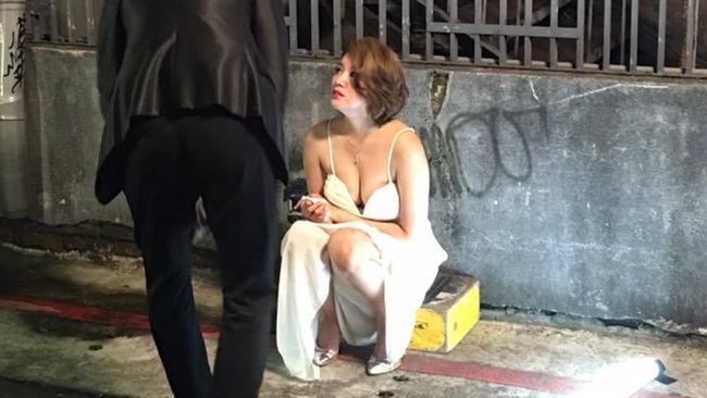 李妍憬暗巷抱底迪　澄清「國際禮儀」