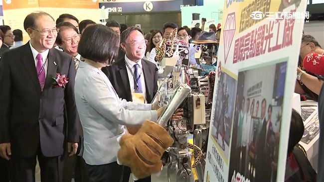 小英今天60歲生日　暖抱貓咪機器人