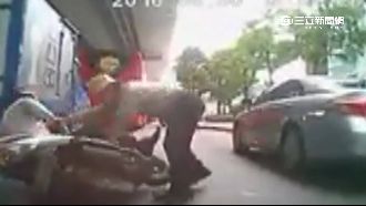 貪快走快車道　阿伯撞倒騎士後就走人