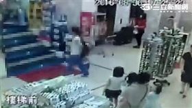 胡姓少年將手機置於天花板夾層偷拍遭逮送辦（翻攝畫面）