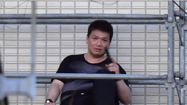 殺人兇嫌被警察追捕　雙方持槍對峙中
