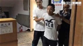 高男服毒助眠藥效提早發作導致他在吃麵時昏睡不起（翻攝畫面）