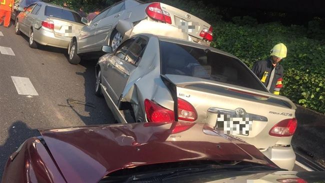 國道連環追撞　竟成苦主另類「車聚」