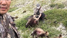 獵殺棕熊（圖／翻攝自The Siberian Times）