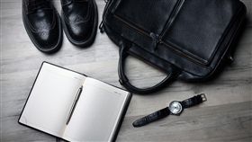 上班族,公事包,工作,職場（圖／Pixabay）