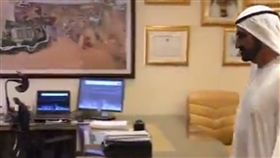 杜拜,親王,突擊檢查
翻攝自都市報
http://metro.co.uk/2016/08/30/dubai-ruler-sacks-senior-officials-after-he-makes-surprise-visit-and-no-one-is-at-work-6100210/