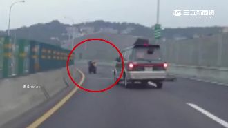 重機超車失控　騎士倒地車竟繼續跑