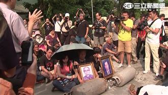 高雄果菜市場居民以鐵鍊、瓦斯桶抗警