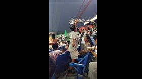 8/31洲際棒球場YouTube
影／高舉「台灣就是台灣」旗幟挺青棒　遭球場人員搶奪撕毀