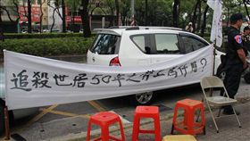 高雄三民果菜市場拆遷，市府今（1）日強制執行拆除作業，許多抗爭居民一早守候現場，穿戴鐵鍊與警方對抗，不過怪手與優勢警力仍進逼，目前已有幾戶民宅遭到拆除。 翻攝自高雄果菜市場土地不義徵收住戶自救會臉書