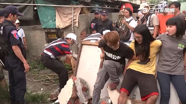 悲市府強拆　住戶抱瓦斯桶嗆同歸於盡