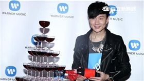 2016金曲獎林俊傑再次拿下歌王寶座，慶功宴上大玩手機直撥，開香檳祝賀