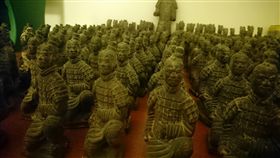 兵馬俑,倉庫,贈品,阿攤,鬼故事,銅像,PTT,古物(https://www.ptt.cc/bbs/Gossiping/M.1472653921.A.B17.html)