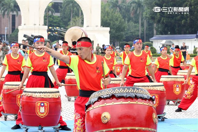 國防部慶祝93軍人節在中正紀念堂前廣場舉辦，陸軍專校戰鼓隊。（記者邱榮吉/攝影)