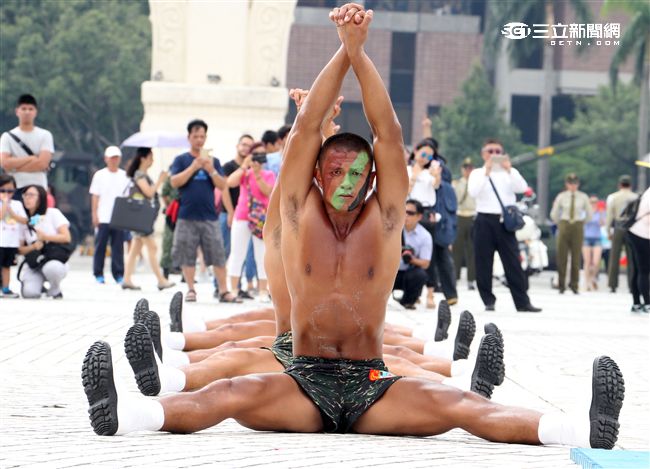 國防部慶祝93軍人節在中正紀念堂前廣場舉辦，陸戰隊蛙人操。（記者邱榮吉/攝影)