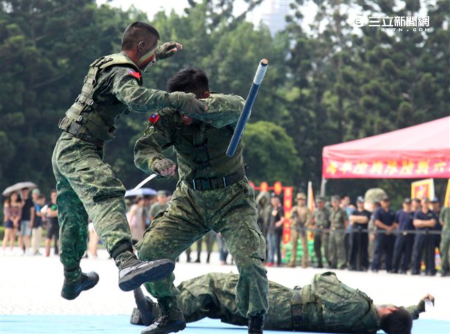 國防部慶祝93軍人節在中正紀念堂前廣場舉辦，陸軍特指部戰技操演。（記者邱榮吉/攝影)