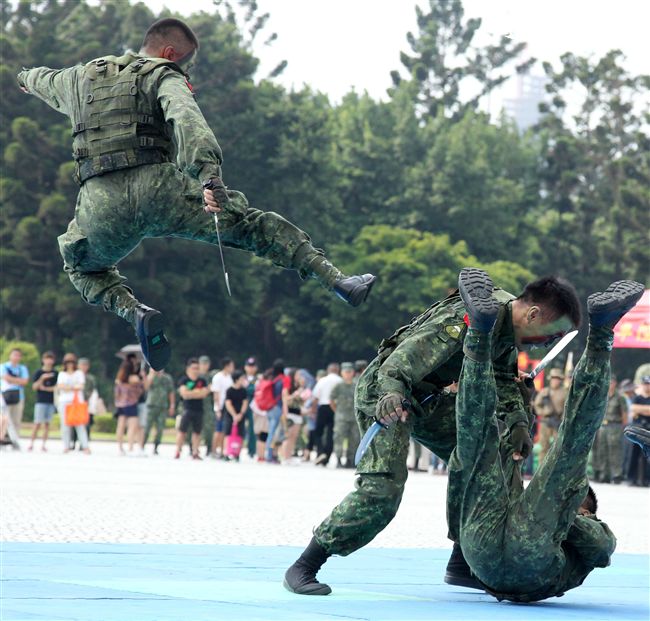 國防部慶祝93軍人節在中正紀念堂前廣場舉辦，陸軍特指部戰技操演。（記者邱榮吉/攝影)