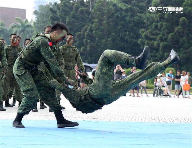 國防部慶祝93軍人節在中正紀念堂前廣場舉辦，陸軍特指部戰技操演。（記者邱榮吉/攝影)