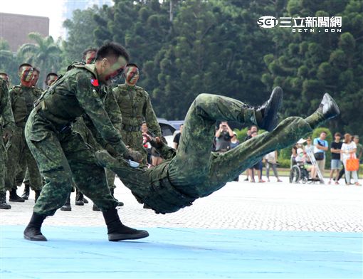 國防部慶祝93軍人節在中正紀念堂前廣場舉辦，特戰戰技操演、陸戰隊兩棲蛙人操、莒拳道、三軍儀隊花式操槍等表演，還有裝備陳展。（記者邱榮吉/攝影)
