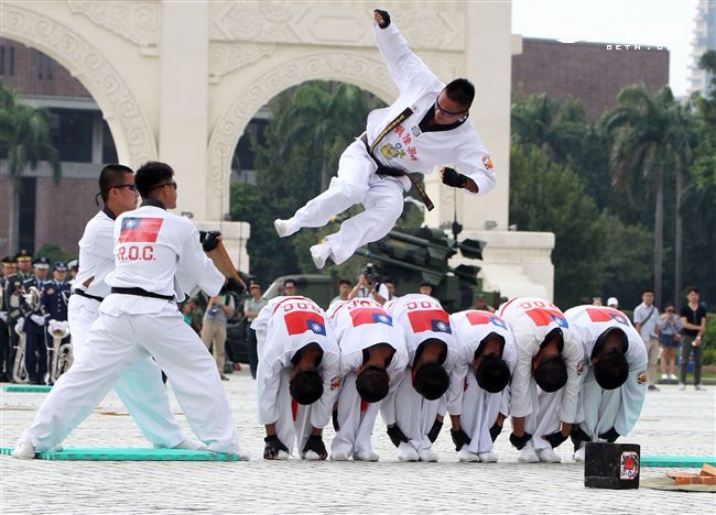 國防部慶祝93軍人節在中正紀念堂前廣場舉辦，海軍陸戰隊莒拳隊。（記者邱榮吉/攝影)