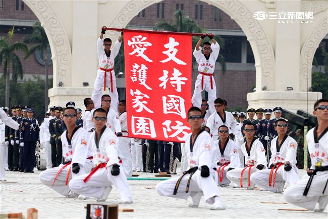 國防部慶祝93軍人節在中正紀念堂前廣場舉辦，海軍陸戰隊莒拳隊。（記者邱榮吉/攝影)