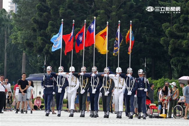 國防部慶祝93軍人節在中正紀念堂前廣場舉辦，三軍儀隊花式操槍表演。（記者邱榮吉/攝影)